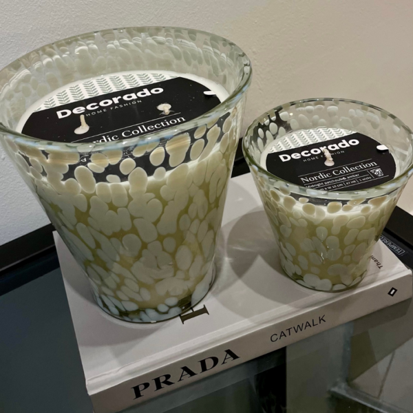 ⁦נר ריחני MIDNIGHT PATCHOULI & AMBER בזכוכית מארבל לבן⁩ – תמונה ⁦3⁩